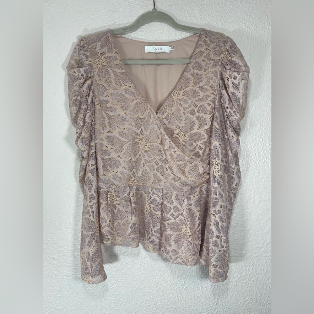 ASTR The Label Icon Top in Icy Pink Women’s Large Lace Floral Puff Sleeves